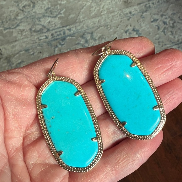 Beautiful Kendra Scott Dani Earrings in Gold - Picture 2 of 2